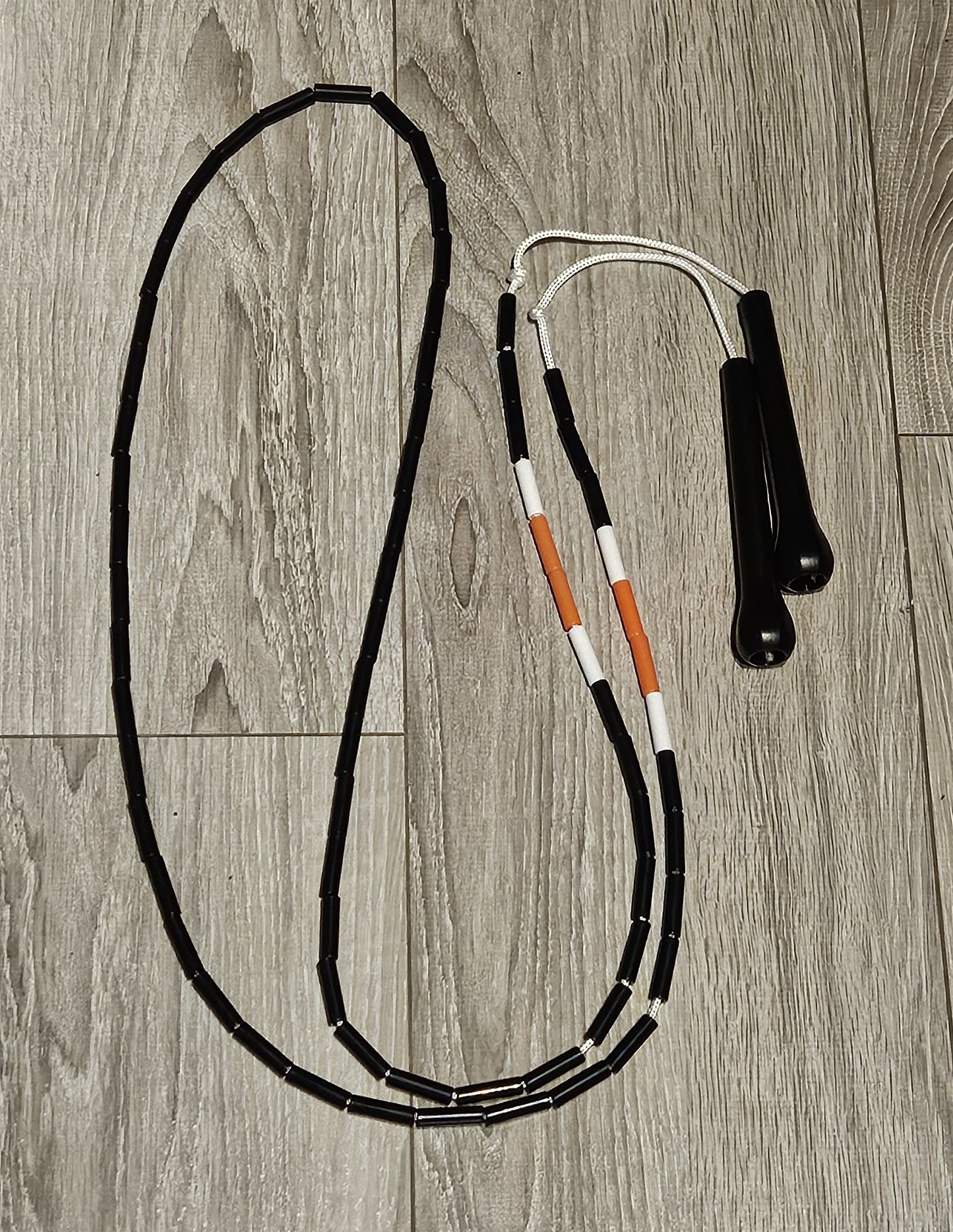 Corde à sauter perlée - Collection Éphémère - Noire orange blanche
