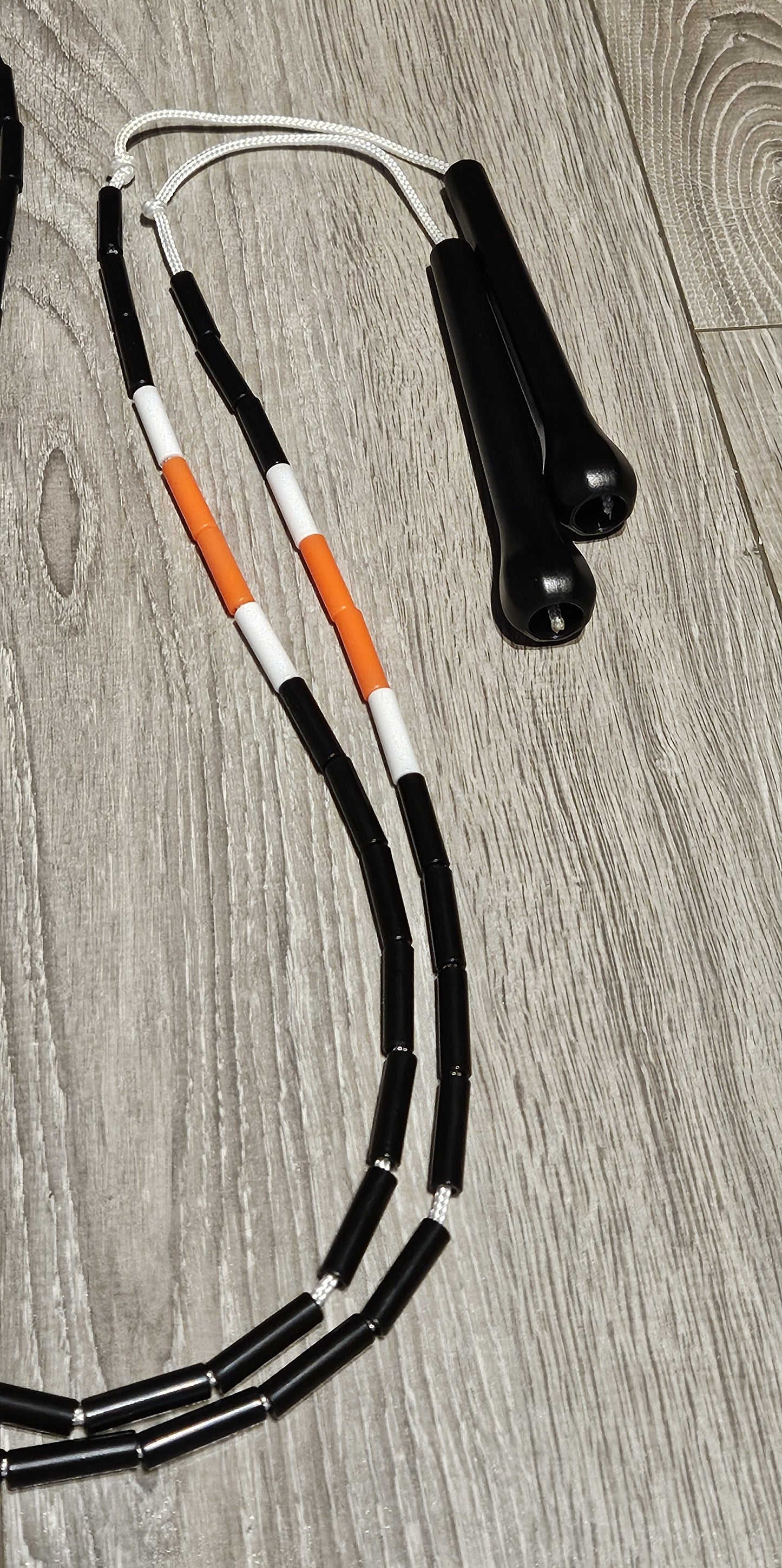 Corde à sauter perlée - Collection Éphémère - Noire orange blanche
