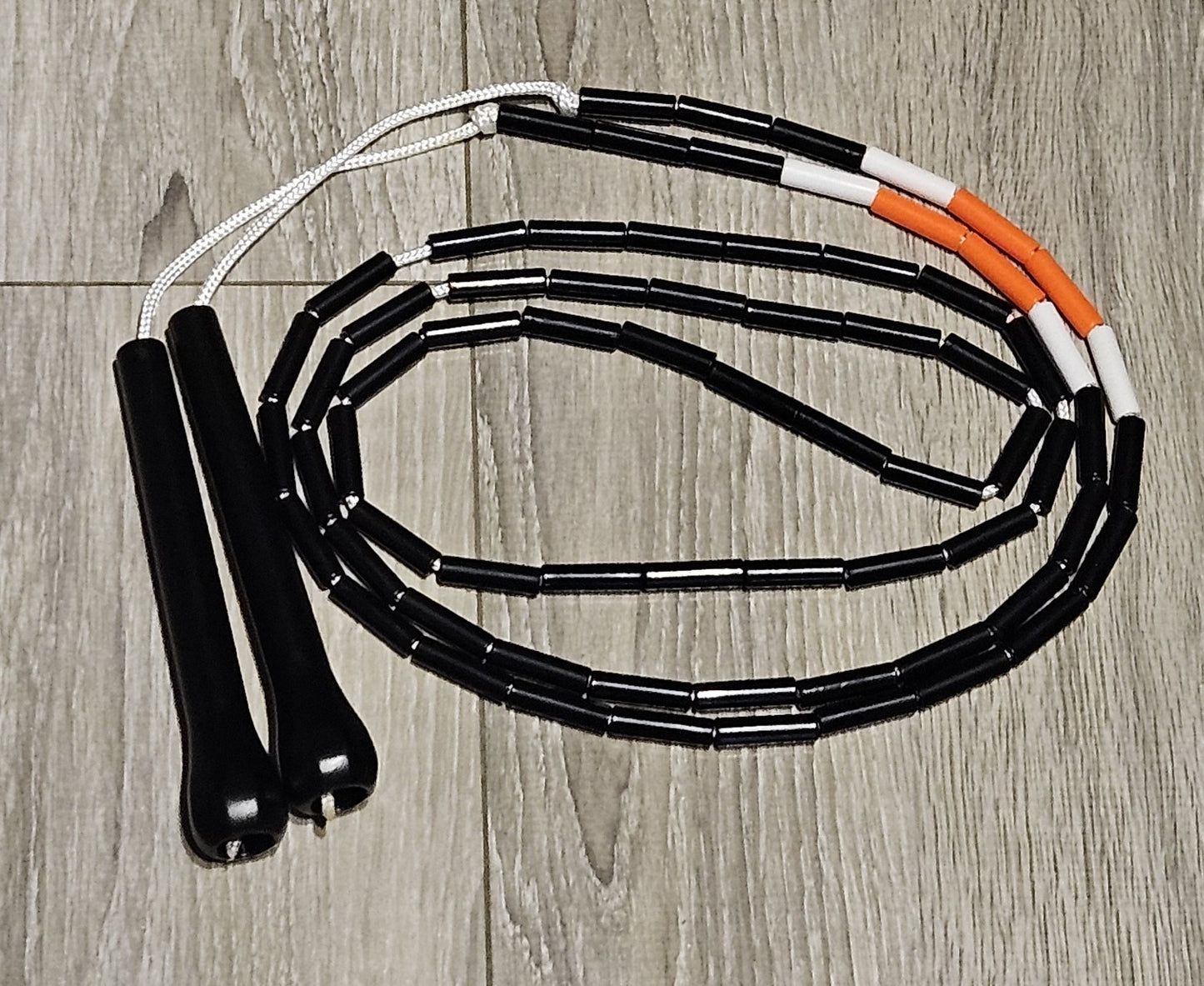 Corde à sauter perlée - Collection Éphémère - Noire orange blanche