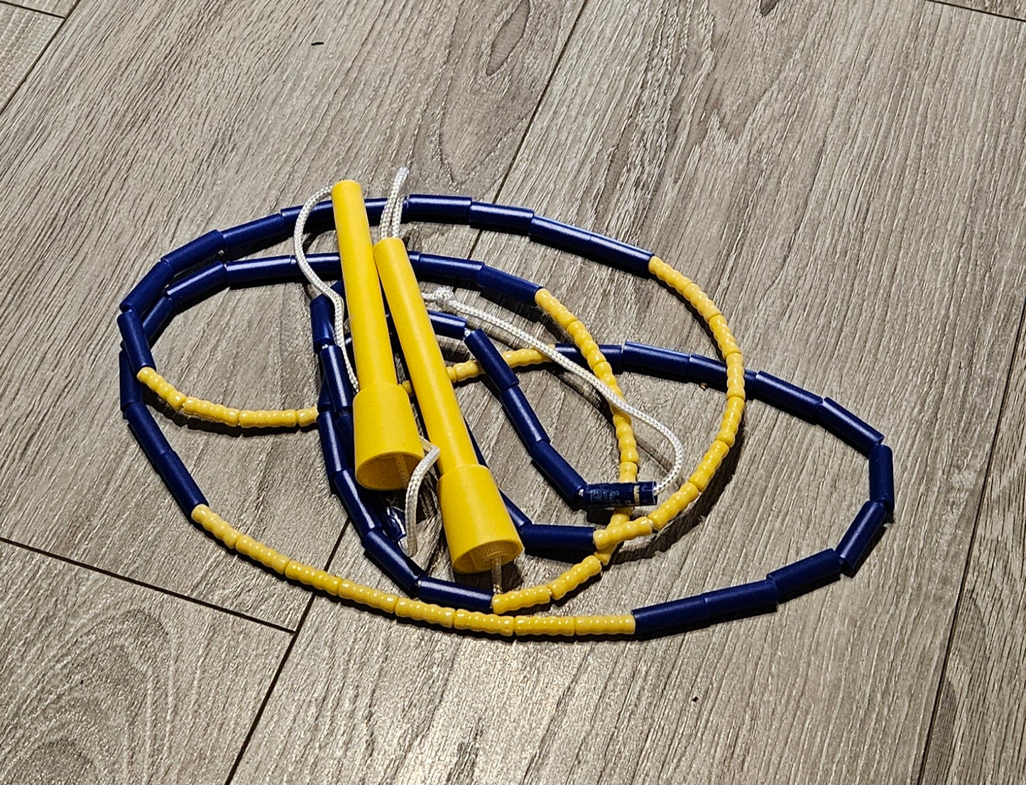 Corde à sauter perlée - Collection Éphémère - Bleue et jaune
