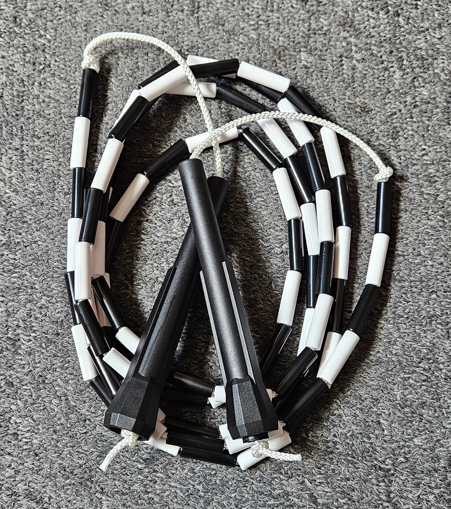 Corde à sauter perlée - Collection Éphémère - Noire et blanche