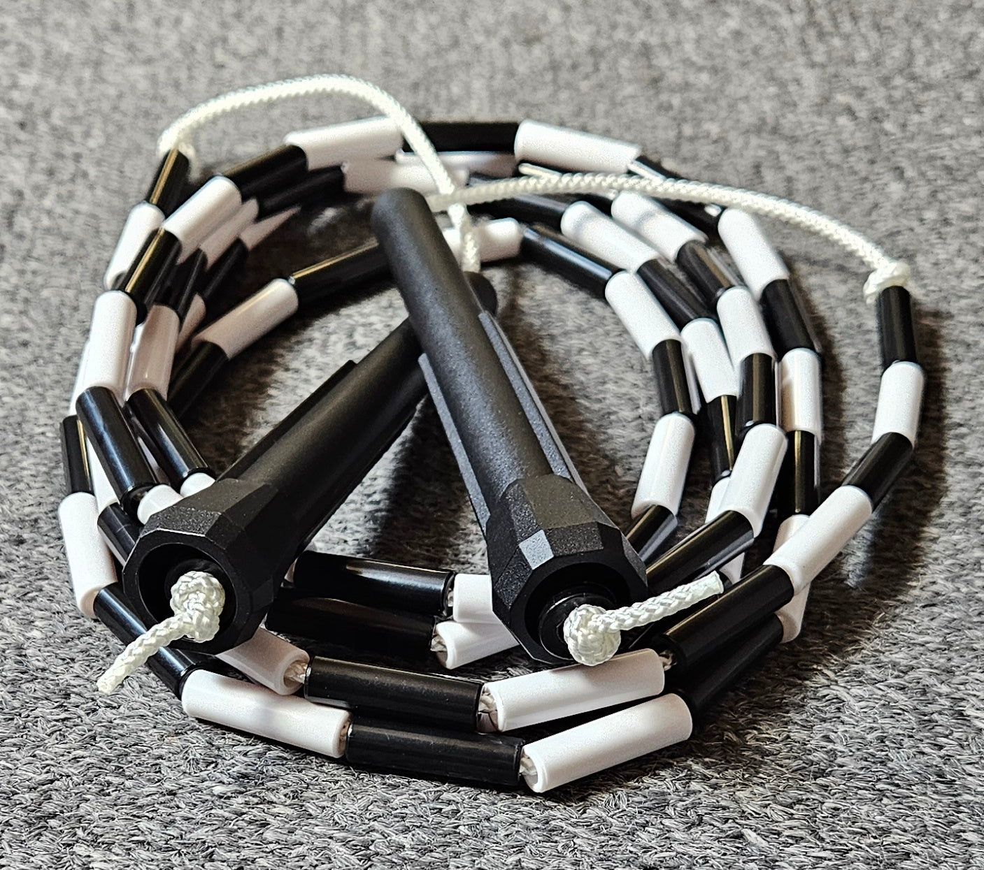 Corde à sauter perlée - Collection Éphémère - Noire et blanche