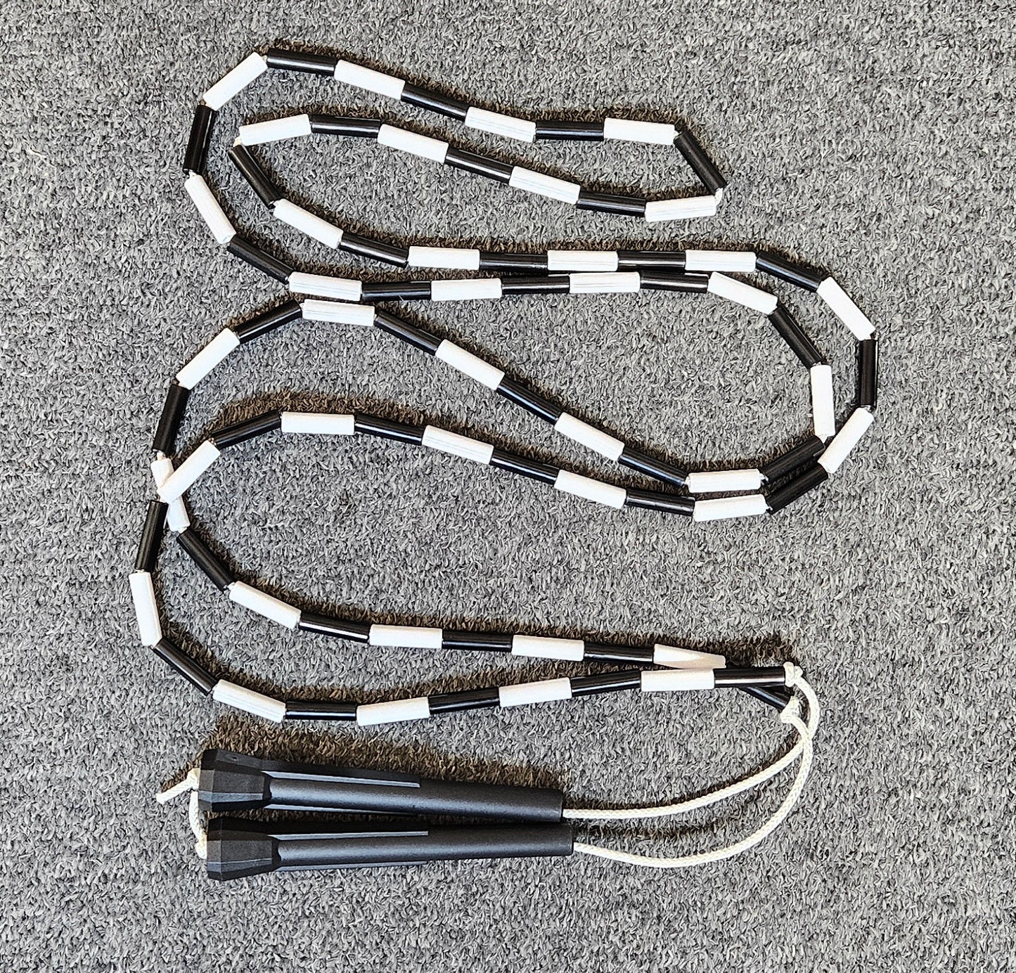 Corde à sauter perlée - Collection Éphémère - Noire et blanche