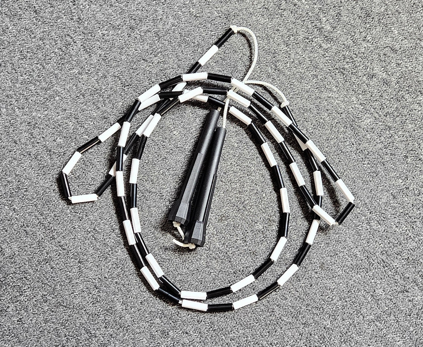 Corde à sauter perlée - Collection Éphémère - Noire et blanche
