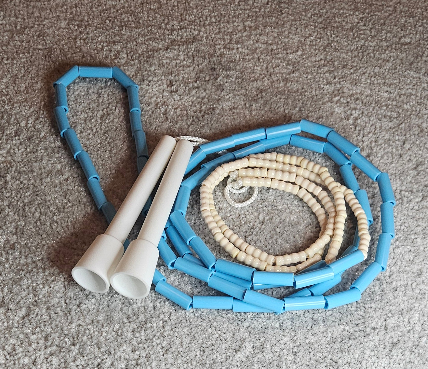 Corde à sauter perlée - Collection Éphémère - Blanche et bleue