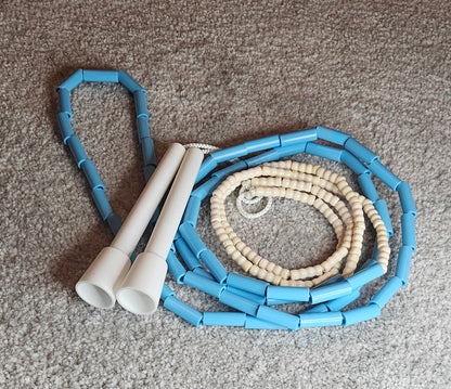 Corde à sauter perlée - Collection Éphémère - Blanche et bleue