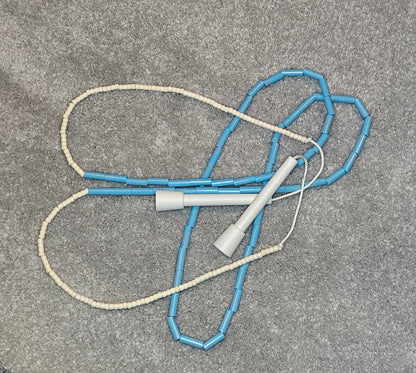 Corde à sauter perlée - Collection Éphémère - Blanche et bleue