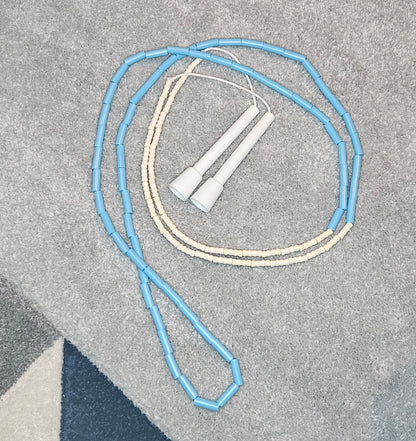 Corde à sauter perlée - Collection Éphémère - Blanche et bleue