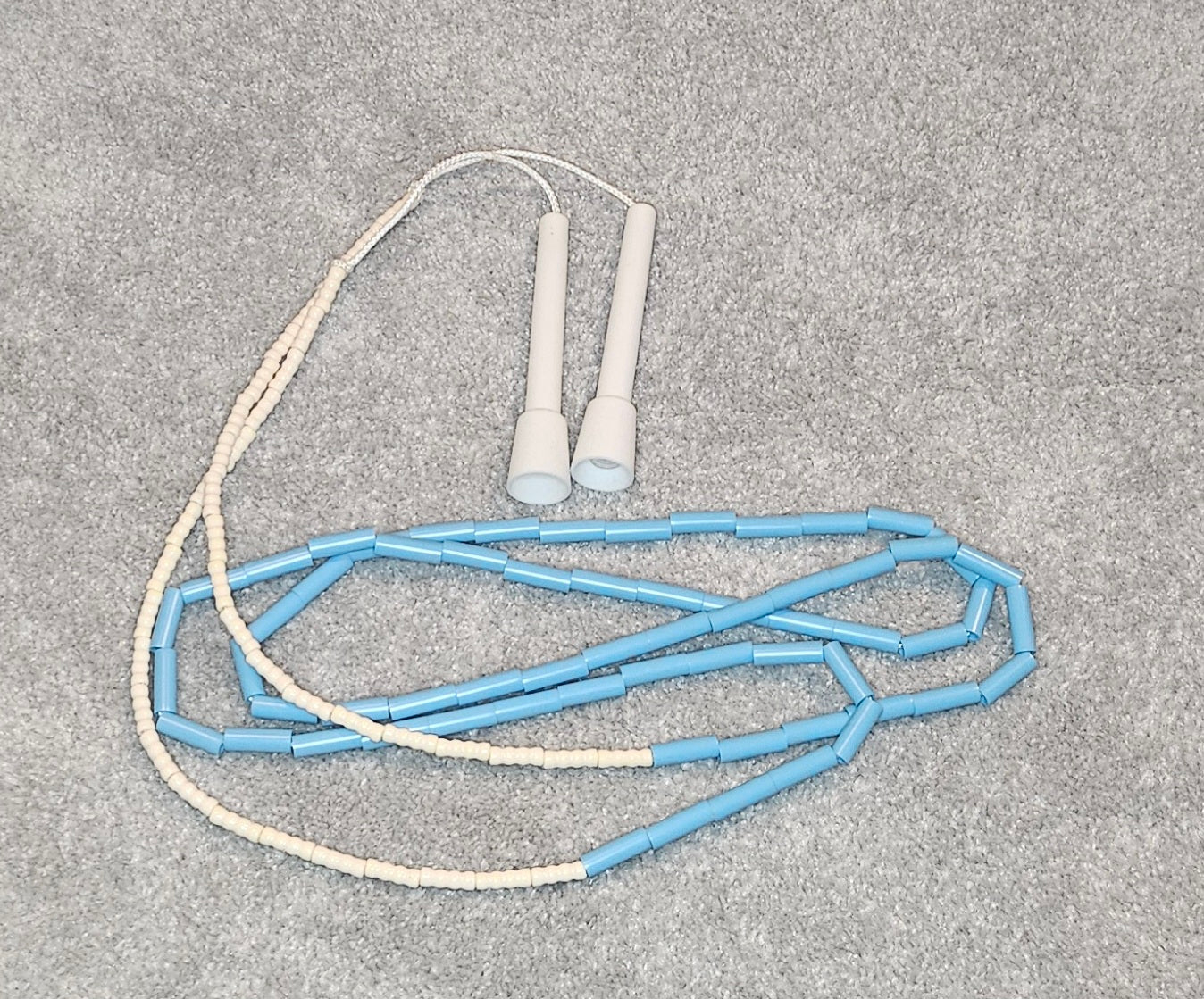 Corde à sauter perlée - Collection Éphémère - Blanche et bleue