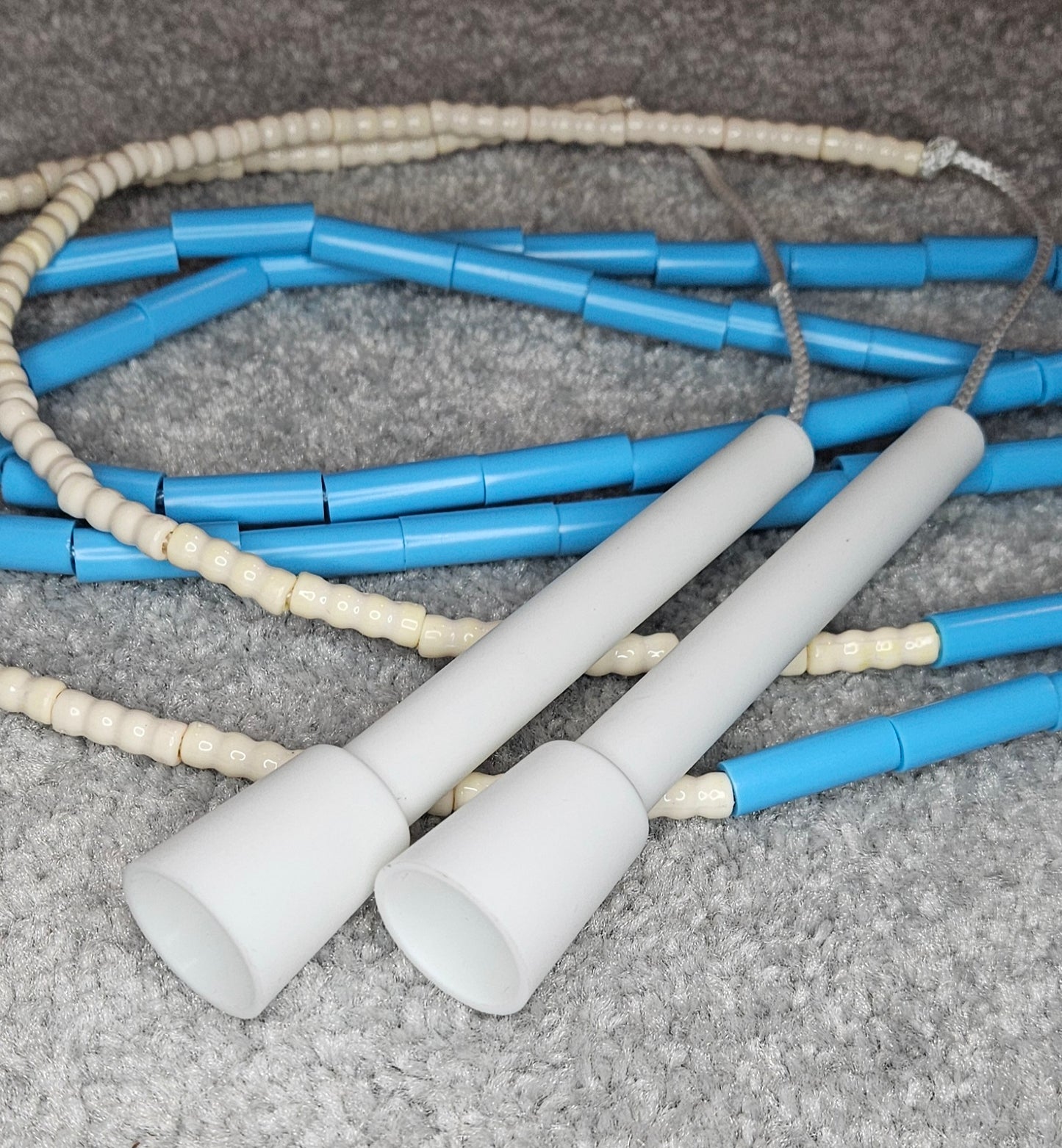 Corde à sauter perlée - Collection Éphémère - Blanche et bleue