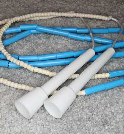 Corde à sauter perlée - Collection Éphémère - Blanche et bleue