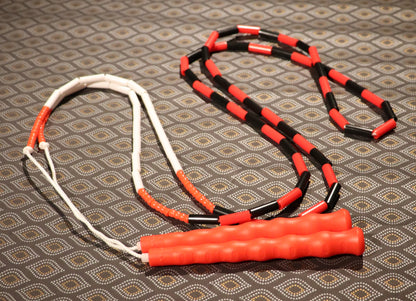 Corde à sauter perlée - Collection Éphémère - Rouge noire blanche