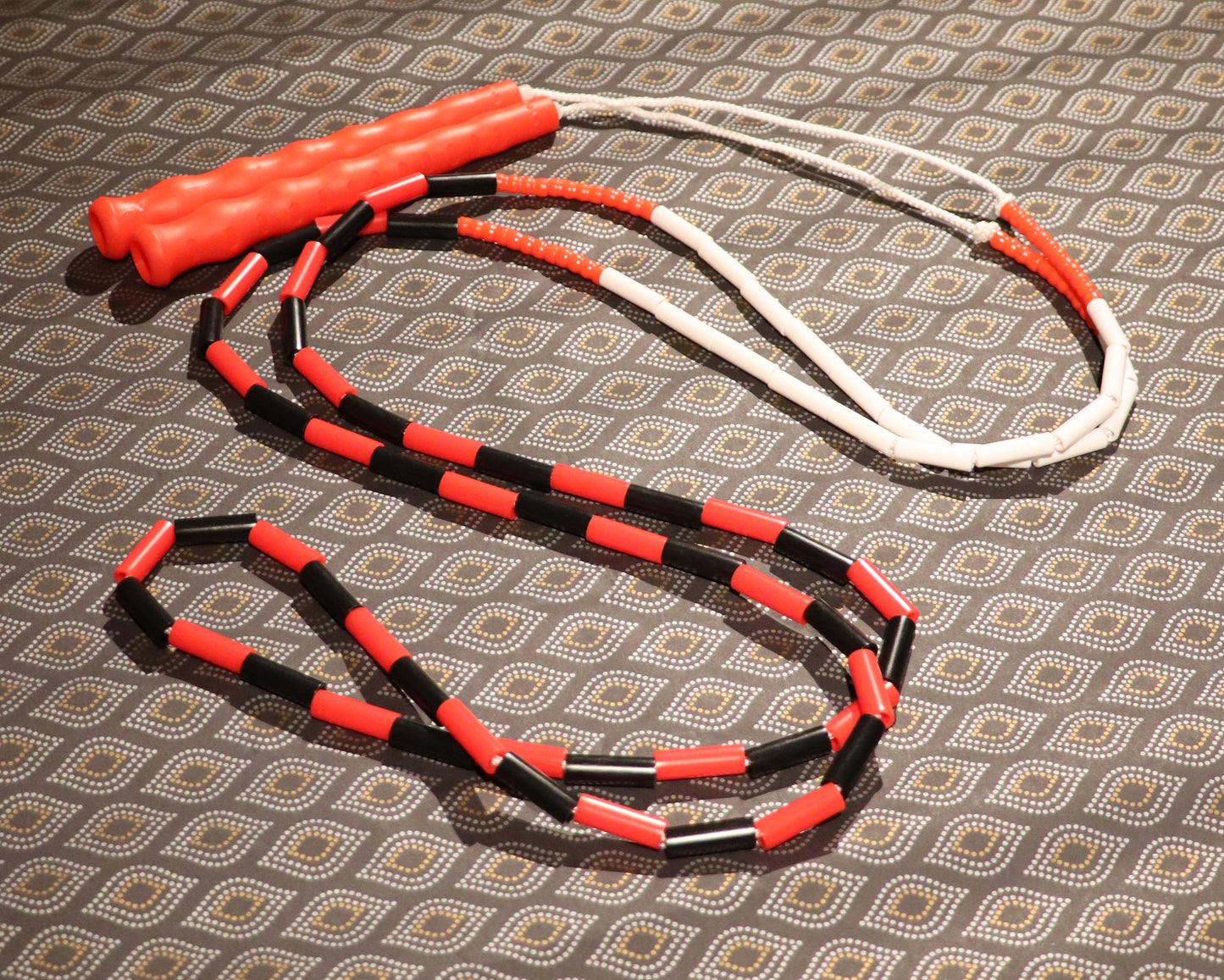 Corde à sauter perlée - Collection Éphémère - Rouge noire blanche