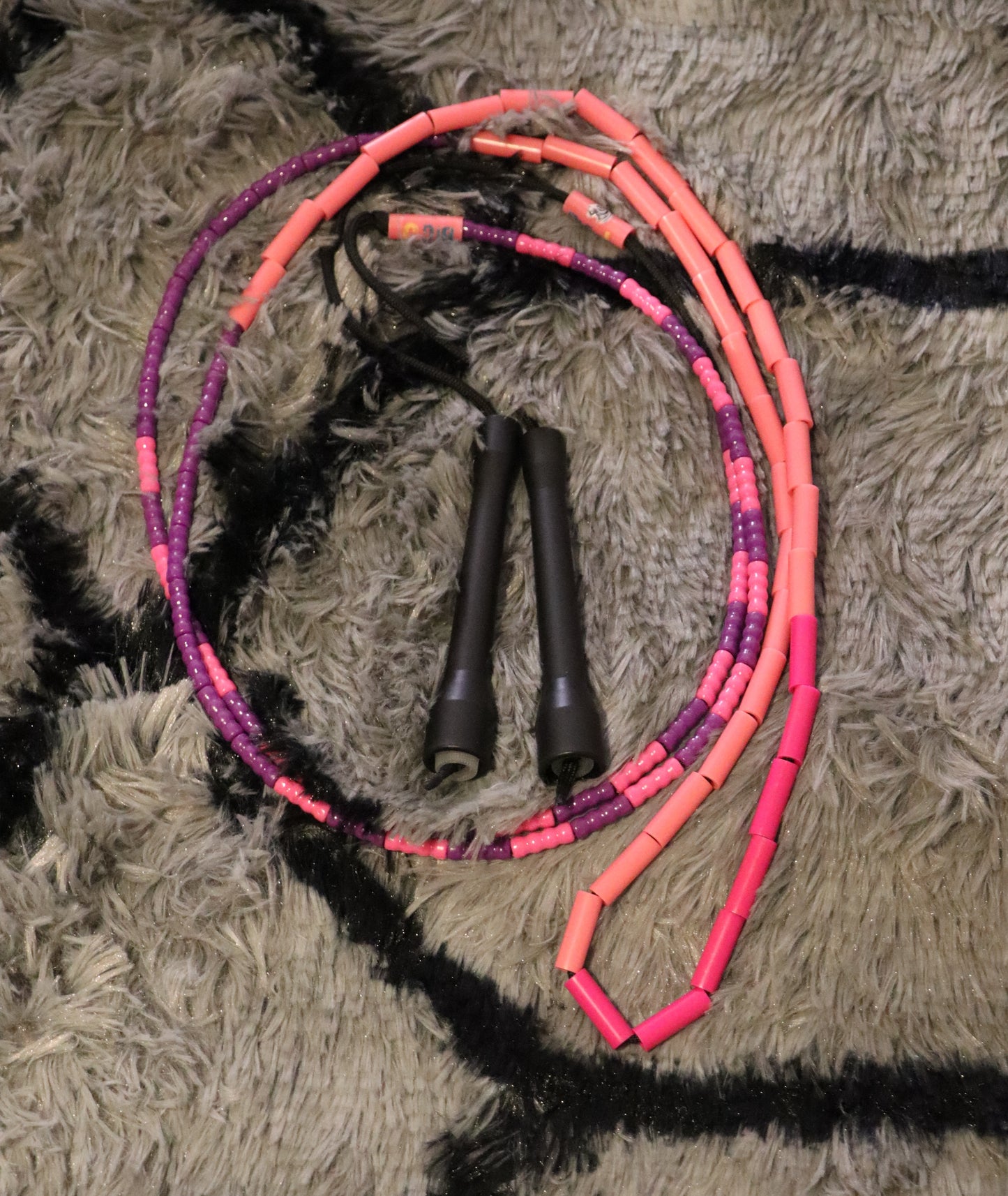 Corde à sauter perlée - Collection Éphémère - Noire rose violette