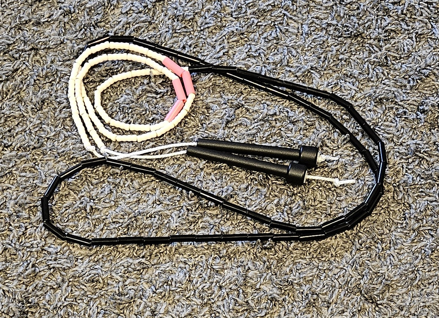 Corde à sauter perlée - Collection Éphémère - Noire blanche rose