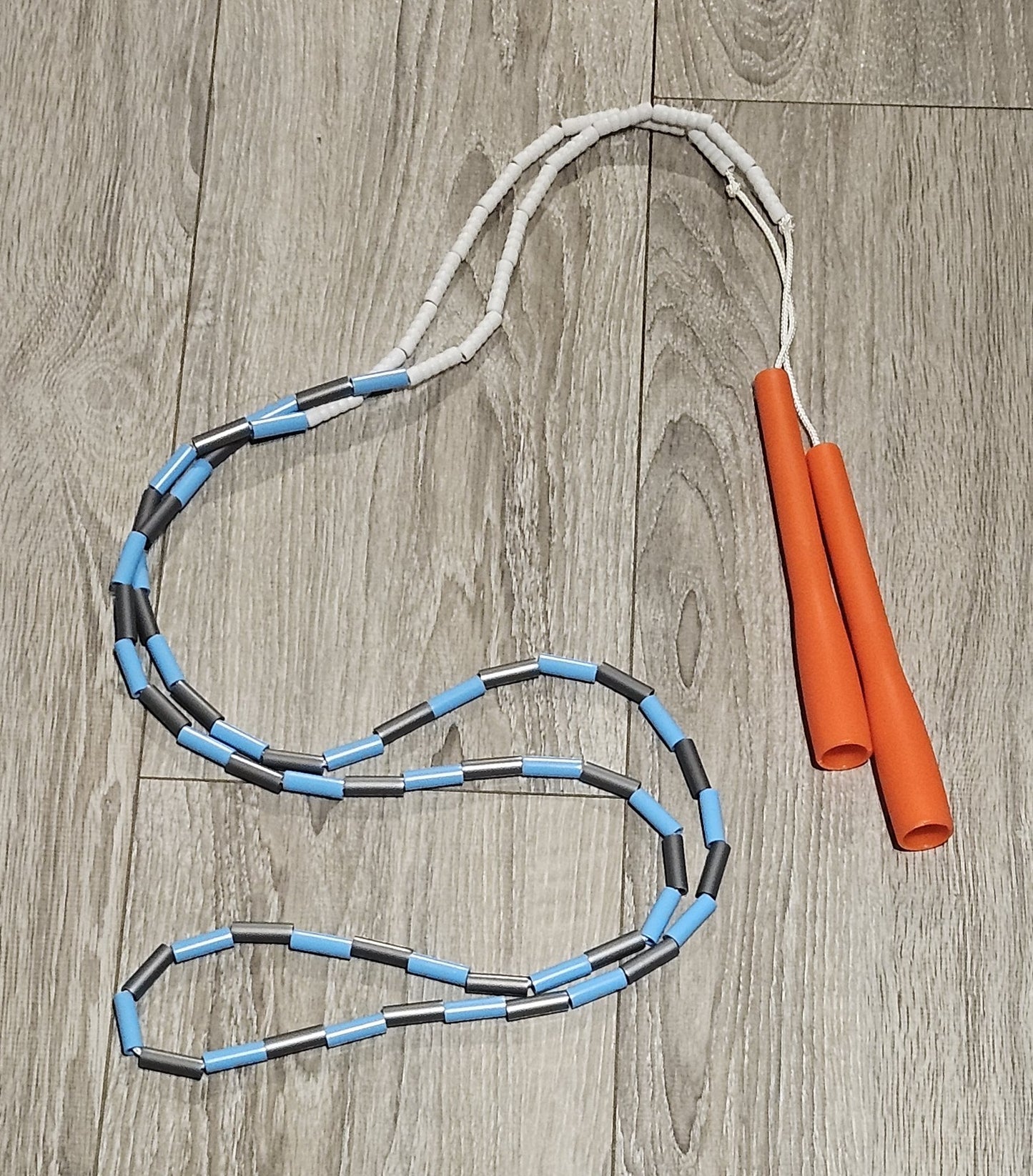 Corde à sauter perlée - Collection Éphémère - Orange blanche bleue argent