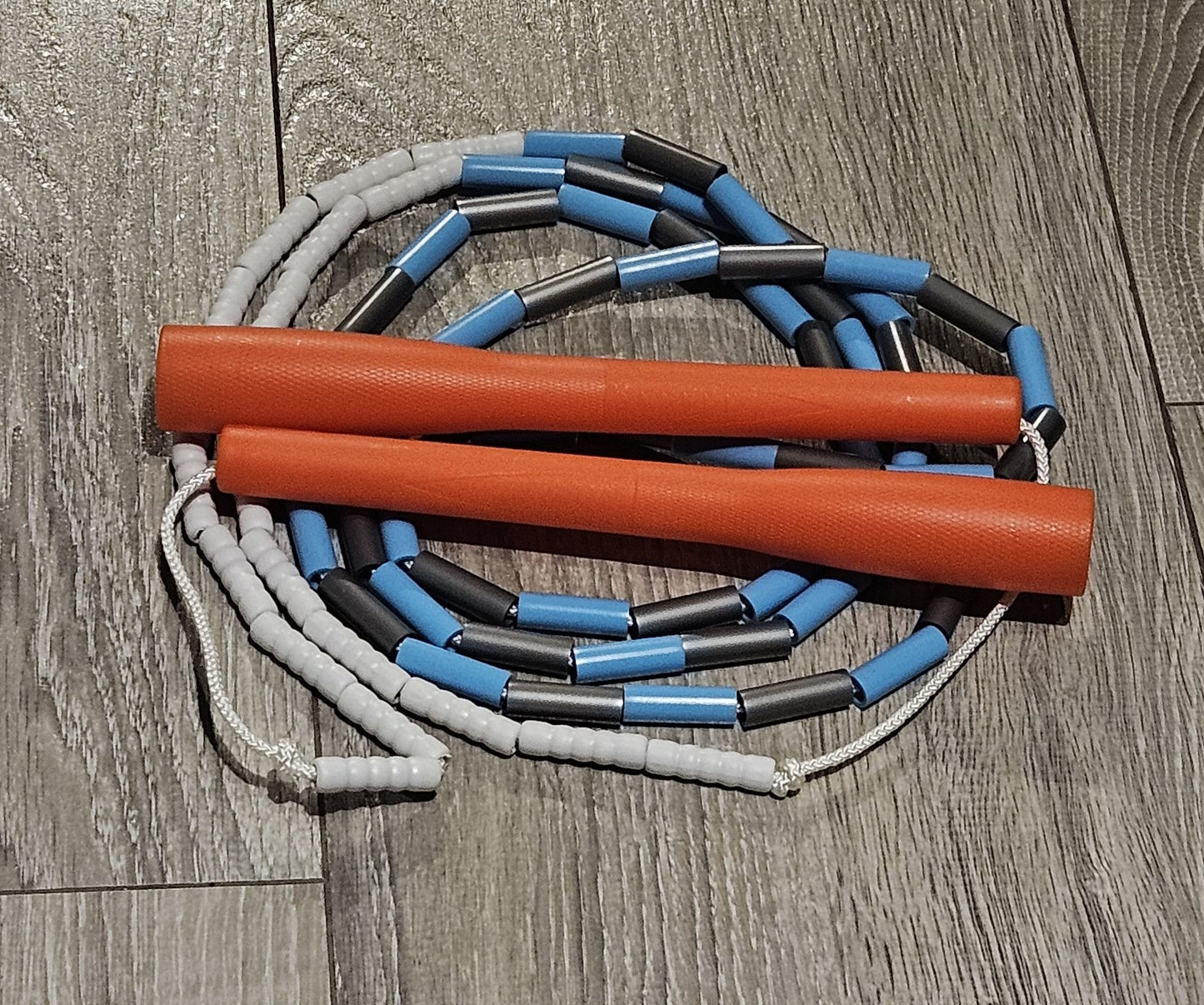 Corde à sauter perlée - Collection Éphémère - Orange blanche bleue argent